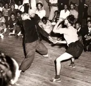 Lindy Hop dansçıları Savoy Ballroom'da