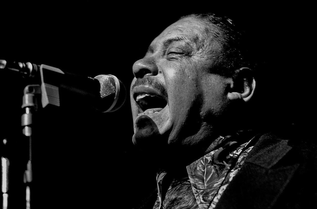 Big Joe Turner sahne performansı sırasında şarkı söylerken